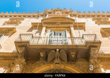 Baroque palazzo Sicily, view of a balcony and the highly decorated Baroque facade of a palazzo in the centre of Ortigia, Syracuse, Sicily. Stock Photo