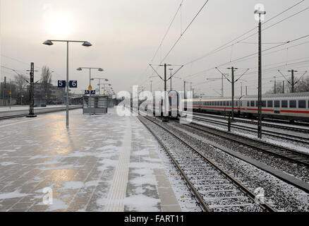 Emden, Germany, 04 January 2016. An ice-covered platform reflects the light of the winter sun at the railway station in Emden, Germany, 04 January 2016. The icy winter continued to cause traffic interruptions in East Friesland. Photo: Ingo Wagner/dpa/Alamy Live News Stock Photo