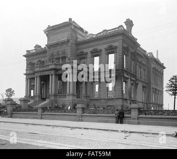 Ruins of Flood Mansion after Earthquake, Nob Hill, San Francisco, California, USA, circa 1906 Stock Photo