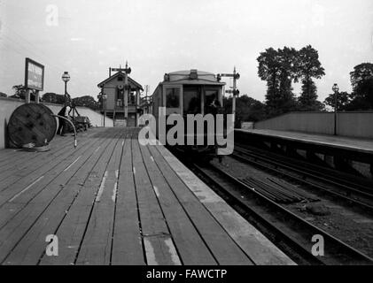 AJAXNETPHOTO.- 1903-1935 (APPROX) SOUTH HARROW, ENGLAND. - EDWARDIAN ERA VIEW OF SOUTH HARROW RAILWAY STATION WITH EARLY 20TH CENTURY SUBURBAN ELECTRIC TRAIN STOPPED BY WOODEN PLANKED PLATFORM.  PHOTO:AJAX VINTAGE PICTURE LIBRARY REF:80201 22 Stock Photo