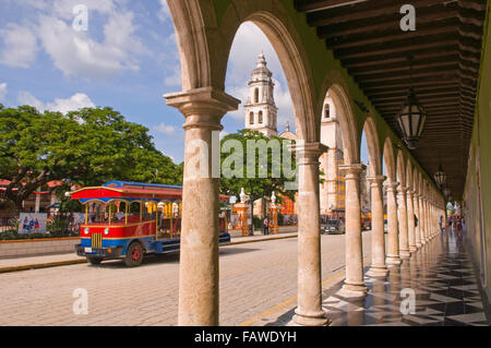 A trolley bus in the plaza mayor (main square) in the colonial city of San Francisco de Campeche, Mexico Stock Photo