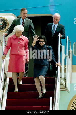 Camp Springs, Maryland, USA, 11th August, 1992 President George H.W. Bush along with FIrst Lady Barbara Bush arrive at Andrews Air Force on Air Force One. Traveling with the US President is Israeli President Yitzhak Rabin and FIrst Lady Leah Rabin.  Credit: Mark Reinstein Stock Photo