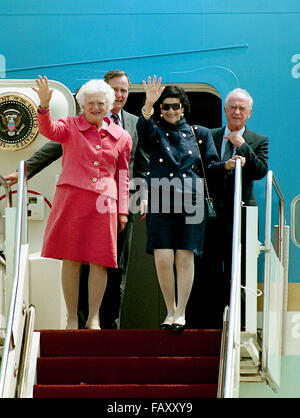 Camp Springs, Maryland, USA, 11th August, 1992 President George H.W. Bush along with FIrst Lady Barbara Bush arrive at Andrews Air Force on Air Force One. Traveling with the US President is Israeli President Yitzhak Rabin and FIrst Lady Leah Rabin.  Credit: Mark Reinstein Stock Photo