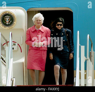 Camp Springs, Maryland, USA, 11th August,  8-11-1992 FIrst Lady Barbara Bush arrives at Andrews Air Force on Air Force One. Traveling with her is Israeli FIrst Lady Leah Rabin.  Credit: Mark Reinstein Stock Photo