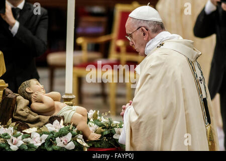 Vatican City, Vatican. 06th Jan, 2016. Pope Francis stands in front a Baby Jesus statue as he attends the Epiphany Mass in St. Peter's Basilica in Vatican City. The Epiphany day is a joyous day for Catholics in which they recall the journey of the Three Kings, or Magi, to pay homage to Baby Jesus. Credit:  Giuseppe Ciccia/Pacific Press/Alamy Live News Stock Photo
