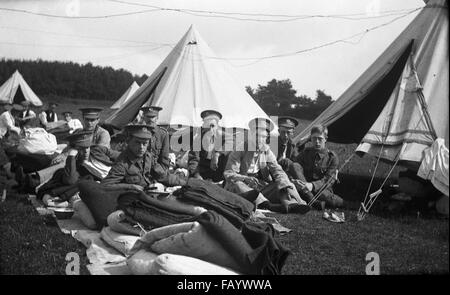AJAXNETPHOTO.- 1914-1918 APPROX. FRANCE. - SOLDIERS RELAXING - A GROUP OF BRITISH SOLDIERS WITH THEIR KIT AND TENTS RELAX AT A CAMP ON THE NORTH COAST OF FRANCE.  PHOTO:AJAX VINTAGE PICTURE LIBRARY REF:MIL SOLDIERS WW1 AVL30212 1 Stock Photo