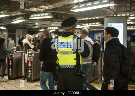 The Metropolitan Police are posting more officers in Underground Stations following the suspected terrorist attack at Leytonstone Underground Station  Featuring: British Transport Police, Victoria Station, View Where: London, United Kingdom When: 06 Dec 2 Stock Photo