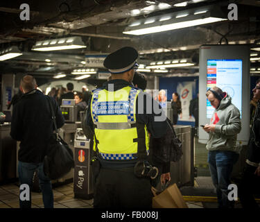 The Metropolitan Police are posting more officers in Underground Stations following the suspected terrorist attack at Leytonstone Underground Station  Featuring: British Transport Police, Victoria Station, View Where: London, United Kingdom When: 06 Dec 2 Stock Photo