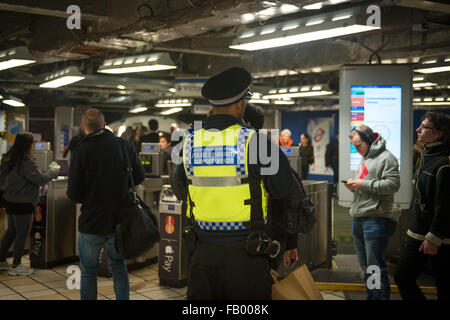 The Metropolitan Police are posting more officers in Underground Stations following the suspected terrorist attack at Leytonstone Underground Station  Featuring: British Transport Police, Victoria Station, View Where: London, United Kingdom When: 06 Dec 2 Stock Photo