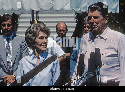 Washington, DC., USA 8th July, 1983 President Ronald Reagan and First lady Nancy Reagan pause at the South Portico  for a quick Question-and-Answer Session With Reporters on the Carter Administration Campaign Materials, prior to boarding Marine One for flight to Camp David for the weekend.  Credit: Mark Reinstein Stock Photo