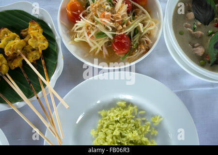 Famous dishes from Thailand, Bangkok. Khang Keaw Wan Gai, Stay. Thai papaya salad dish also known as Som Tam. Amita Thai Cooking Stock Photo