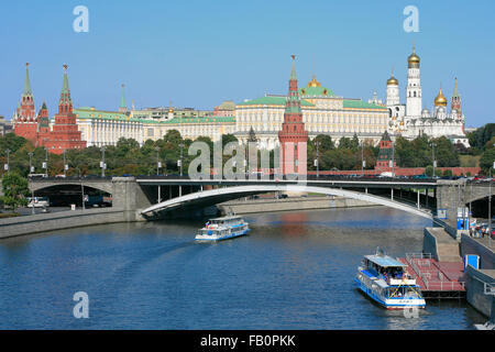 Sightseeing boats cruising along the Moskva River past the Kremlin (1482-1495) on a beautiful summer day in Moscow, Russia Stock Photo