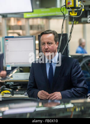 Munich, Germany. 07th Jan, 2016. Britain's Prime Minister David Cameron visits production lines at the BMW manufacturing plant in Munich, Germany, 07 January 2016. Photo: MARC MUELLER/dpa/Alamy Live News Stock Photo