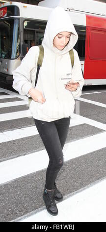 Model Sarah Snyder departs from Los Angeles International Airport  Featuring: Sarah Snyder Where: Los Angeles, California, United States When: 07 Dec 2015 Stock Photo