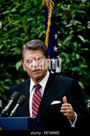 Washington DC., USA, 13th May, 1986 President Ronald Reagan during a question-and-answer session with students of John A. Holmes High School of Edenton, North Carolina in the Rose Garden of the White House.  Credit: Mark Reinstein Stock Photo