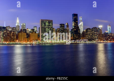 Manhattan skyline view from Gantry Plaza State Park in Long Island City ...