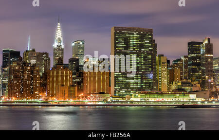 Manhattan skyline view from Gantry Plaza State Park in Long Island City ...