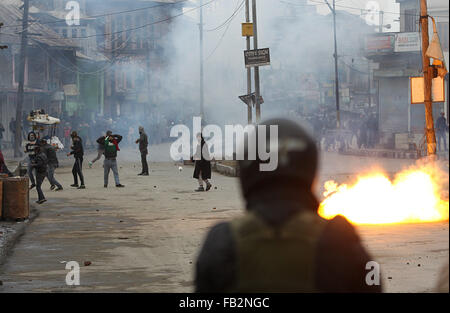 Srinagar, Indian-controlled Kashmir. 8th Jan, 2016. A tear gas shell explodes near Kashmiri protesters as they clash with Indian police and paramilitary troopers in Srinagar, summer capital of Indian-controlled Kashmir, Jan. 8, 2016. Indian Police fired dozens of tear smoke shells and rubber bullets to disperse Kashmiri protesters who gathered after Friday afternoon prayers and staged a protest against Indian rule in Indian-controlled Kashmir. Credit:  Javed Dar/Xinhua/Alamy Live News Stock Photo