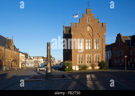 Erftstadt-Lechenich, Marktplatz mit historischem Rathaus Stock Photo ...