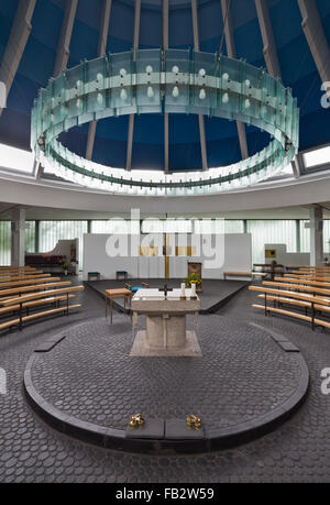 Berlin Gropiusstadt, St. Dominicus, Innenraum mit Kuppel und Leuchter Stock Photo