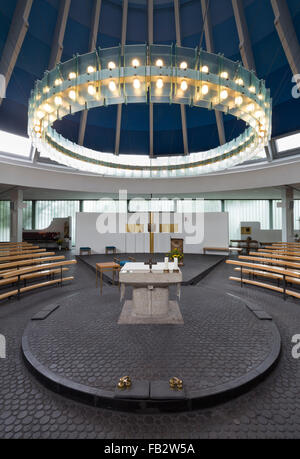 Berlin Gropiusstadt, St. Dominicus, Innenraum mit Kuppel und Leuchter Stock Photo