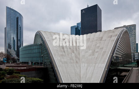 Paris, Hochhausviertel La Defense ehem Messehalle CNIT erbaut 1956-58 v Bernard Zehrfuss u a 74164 seit Modernisierung 1988 Kongresszentrum Hotel und Einzelhandel Stock Photo