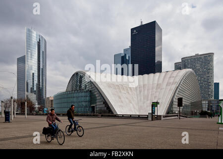 Paris, Hochhausviertel La Defense ehem Messehalle CNIT erbaut 1956-58 v Bernard Zehrfuss u a 74259 seit Modernisierung 1988 Kongresszentrum Hotel und Einzelhandel Stock Photo