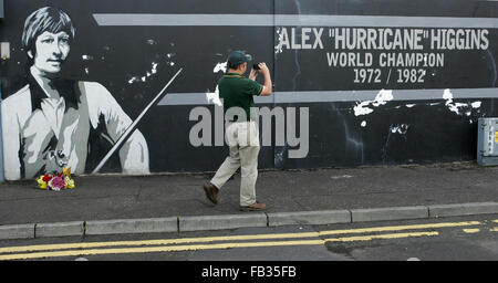 Irish Snooker star Higgins dies. Residents of Sandy Row walk past a mural of former snooker champion Alex Higgins, near his home Stock Photo