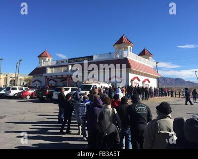 Las Vegas, Nevada, USA. 8th January, 2016. As the closing of the Lottery Powerball $700 million jackpot approches on Saturday. people queue for hours to participate in the largest ever jackpot. Photographed on Friday January 8th in Las vegas Nevada Credit:  PhotoStock-Israel /Alamy Live News Stock Photo