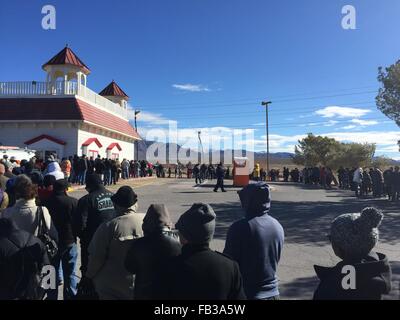 Las Vegas, Nevada, USA. 8th January, 2016. As the closing of the Lottery Powerball $700 million jackpot approches on Saturday. people queue for hours to participate in the largest ever jackpot. Photographed on Friday January 8th in Las vegas Nevada Credit:  PhotoStock-Israel /Alamy Live News Stock Photo