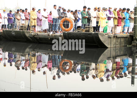 Dhaka, Bagladesh. 8th January, 2016. Muslim devotees are offering juma prayers on the bank of Turag River as world biggest Muslim congregation Biswa Itjema began. Million devotees from home and abroad joined the first day of Biswa Ijtema at Tongi in Dhaka, Bangadesh. Credit:  Rehman Asad/Alamy Live News