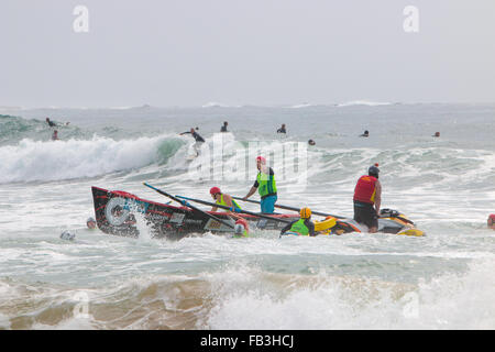 Sydney, Australia. 9th January, 2016. Ocean Thunder elite pro mens and womens surf boat racing at Dee why Beach, Sydney, this is round 3 and involves teams from Bilgola,Freshwater,Collaroy,Dee Why, Batemans Bay,Bondi  and many others Credit:  model10/Alamy Live News Stock Photo