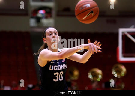 Houston, TX, USA. 08th Jan, 2016. Connecticut Huskies forward Breanna Stewart (30) passes to a teammate during the NCAA women's basketball game between Houston and Connecticut from Hofheinz Pavilion in Houston, TX. Credit image: Erik Williams/Cal Sport Media/Alamy Live News Stock Photo