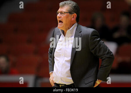 Houston, TX, USA. 08th Jan, 2016. Connecticut Huskies head coach Geno Auriemma shouts to his players on the court during the NCAA women's basketball game between Houston and Connecticut from Hofheinz Pavilion in Houston, TX. Credit image: Erik Williams/Cal Sport Media/Alamy Live News Stock Photo
