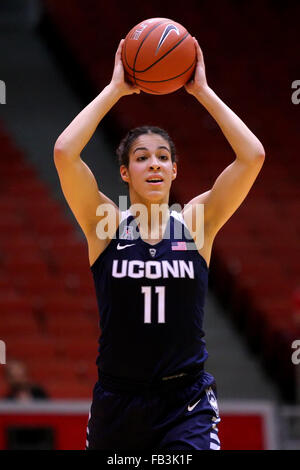 Houston, TX, USA. 08th Jan, 2016. Connecticut Huskies guard Kia Nurse (11) looks to pass to a teammate during the NCAA women's basketball game between Houston and Connecticut from Hofheinz Pavilion in Houston, TX. Credit image: Erik Williams/Cal Sport Media/Alamy Live News Stock Photo
