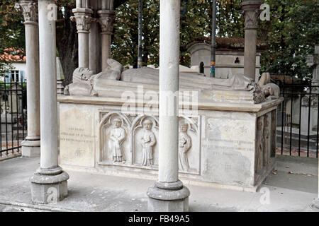 The tomb of Peter Abelard and Héloïse in the Père Lachaise Cemetery, Paris, France. Stock Photo