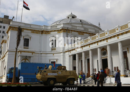 Cairo, Egypt. 9th Jan, 2016. Egyptian soldiers guard outside the People's Assembly as final preparation is made for the opening session of the new parliament in Cairo, Egypt, on Jan. 9, 2016. The first meeting of Egypt's newly elected parliament will kick off on Sunday. © Ahmed Gomaa/Xinhua/Alamy Live News Stock Photo