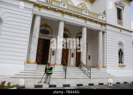 Cairo, Egypt. 9th Jan, 2016. A cleaner works outside the People's Assembly as final preparation is made for the opening session of the new parliament in Cairo, Egypt, on Jan. 9, 2016. The first meeting of Egypt's newly elected parliament will kick off on Sunday. © Ahmed Gomaa/Xinhua/Alamy Live News Stock Photo