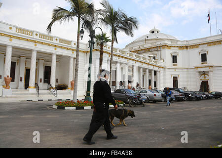 Cairo, Egypt. 9th Jan, 2016. Egyptian policemen patrol outside the People's Assembly as final preparation is made for the opening session of the new parliament in Cairo, Egypt, on Jan. 9, 2016. The first meeting of Egypt's newly elected parliament will kick off on Sunday. © Ahmed Gomaa/Xinhua/Alamy Live News Stock Photo