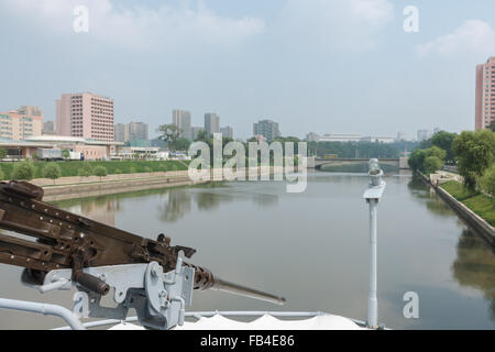 machine gun on the ship Pueblo in background Pyongyang Stock Photo