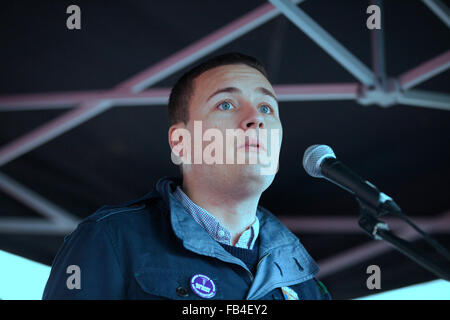 London, UK. 9th January, 2016. Wes Streeting, Labour MP for Ilford North, addresses the student nurses' rally against removal of the NHS bursary outside Downing Street. Credit:  Mark Kerrison/Alamy Live News Stock Photo