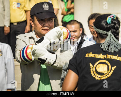 Bangkok, Bangkok, Thailand. 9th Jan, 2016. Prime Minister of Thailand PRAYUTH CHAN-O-CHA pretends to spar with students during Children's Day festivities at Government House. National Children's Day falls on the second Saturday of each new year. © Jack Kurtz/ZUMA Wire/Alamy Live News Stock Photo