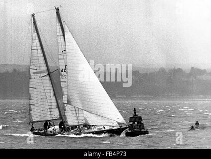 AJAX NEWS PHOTOS. 1978. SOUTHSEA, ENGLAND. - WHITBREAD ROUND THE WORLD RACE - FRENCH ENTRY GAULOISE II ROUNDS UP FOR THE FINISH OFF SOUTHSEA AT END OF 4TH LEG. PHOTO:JONATHAN EASTLAND/AJAX  REF:GAULOISE WRWR 1974 Stock Photo