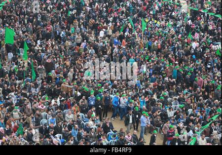 Palestine. 09th Jan, 2016. Palestinians gather during the Hamas rally in Khan Younis at the southern Gaza Strip. The march organized by Hamas, held to honor the families of Hamas dead fighters, and released in exchange for more than 1,000 Palestinians held in Israeli prisons. © Ramadan El-Agha/Pacific Press/Alamy Live News Stock Photo