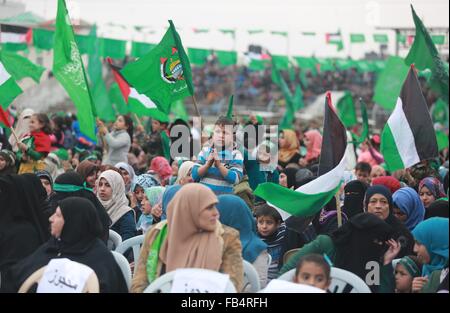 Palestine. 09th Jan, 2016. Palestinians gather during the Hamas rally in Khan Younis at the southern Gaza Strip. The march organized by Hamas, held to honor the families of Hamas dead fighters, and released in exchange for more than 1,000 Palestinians held in Israeli prisons. © Ramadan El-Agha/Pacific Press/Alamy Live News Stock Photo