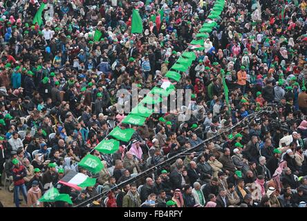 Palestine. 09th Jan, 2016. Palestinians gather during the Hamas rally in Khan Younis at the southern Gaza Strip. The march organized by Hamas, held to honor the families of Hamas dead fighters, and released in exchange for more than 1,000 Palestinians held in Israeli prisons. © Ramadan El-Agha/Pacific Press/Alamy Live News Stock Photo