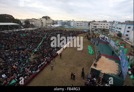 Palestine. 09th Jan, 2016. Palestinians gather during the Hamas rally in Khan Younis at the southern Gaza Strip. The march organized by Hamas, held to honor the families of Hamas dead fighters, and released in exchange for more than 1,000 Palestinians held in Israeli prisons. © Ramadan El-Agha/Pacific Press/Alamy Live News Stock Photo