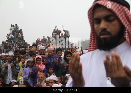 Dhaka, Bagladesh. 10th January, 2016. Bangladeshi Muslim's participate in Akheri Munajat, last prayers, at the conclusion of the Biswa Ijtema or World Muslim Congregation at Tongi, about 30 kms north of Dhaka on January 10, 2016. Mllions Muslims joined a prayer on the banks of a river in Bangladesh as the world's second largest annual Islamic congregation ended today. Credit:  Rehman Asad/Alamy Live News Stock Photo