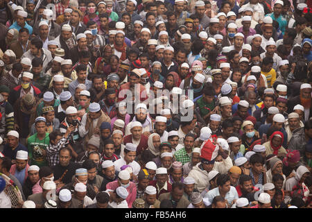 Dhaka, Bangladesh. 10th Jan, 2016. Bangladeshi Muslim participates in Akheri Munajat, or last prayers, at the conclusion of the Biswa Ijtema or World Muslim Congregation at Tongi, outside Dhaka, Bangladesh © Suvra Kanti Das/ZUMA Wire/Alamy Live News Stock Photo