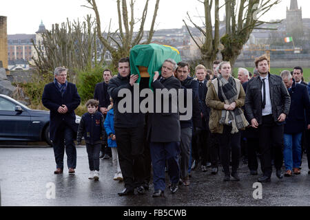 Londonderry, UK. 10th Jan, 2016. Funeral of Civil Rights veteran Paddy Doherty held in Londonderry, Northern Ireland, UK. 10th January 2016. The coffin of veteran civil rights activist, 89 year – old Paddy Doherty, better known as “Paddy Bogside”, draped with a green harp flag, is carried into St Eugene’s Cathedral in Derry on Sunday morning for Requiem Mass. Credit:  George Sweeney/Alamy Live News Stock Photo